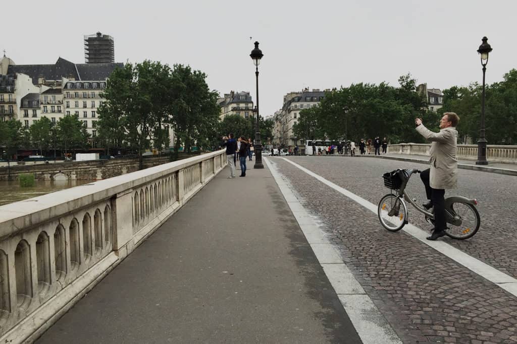 a view of a bridge above a flooded seine
