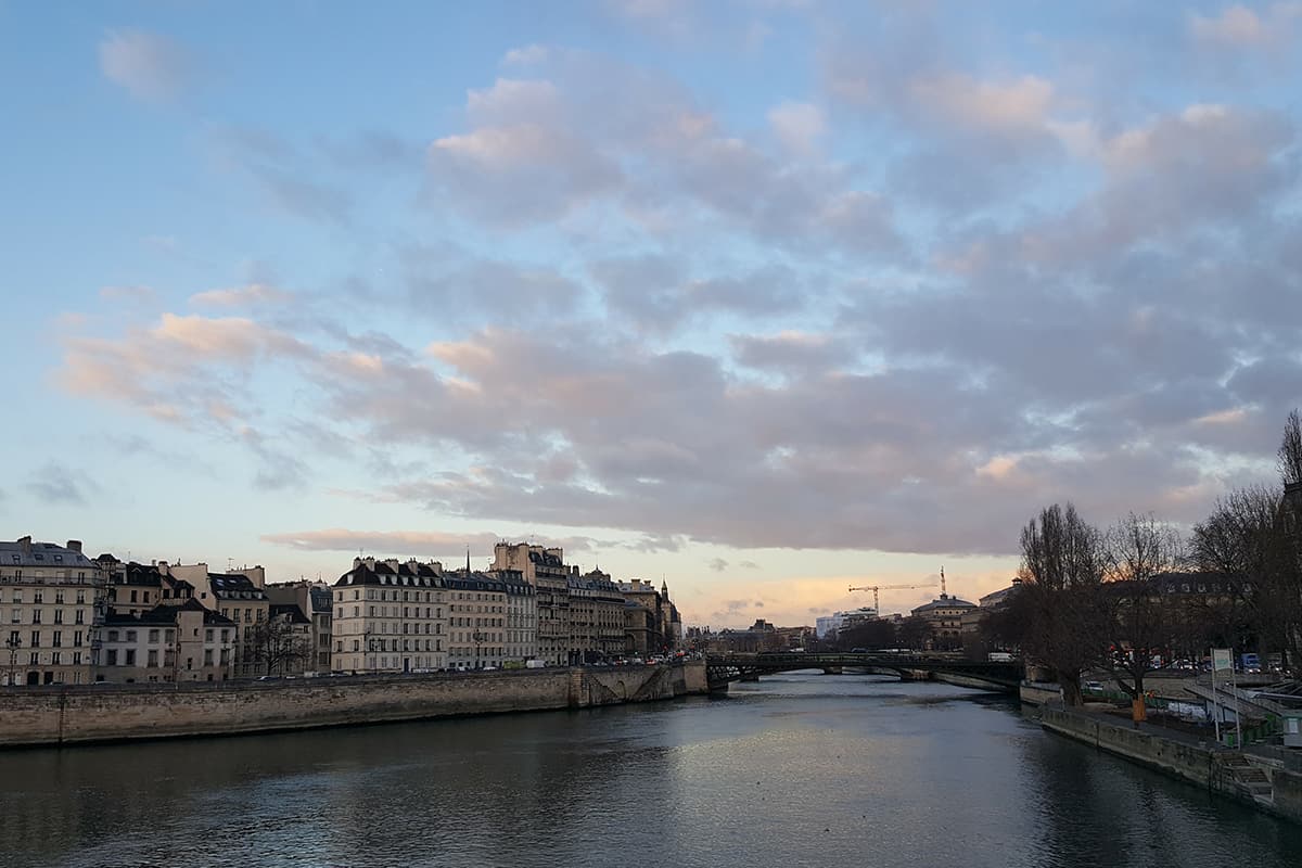 an early-morning picture of the river seine and the ile de la cite