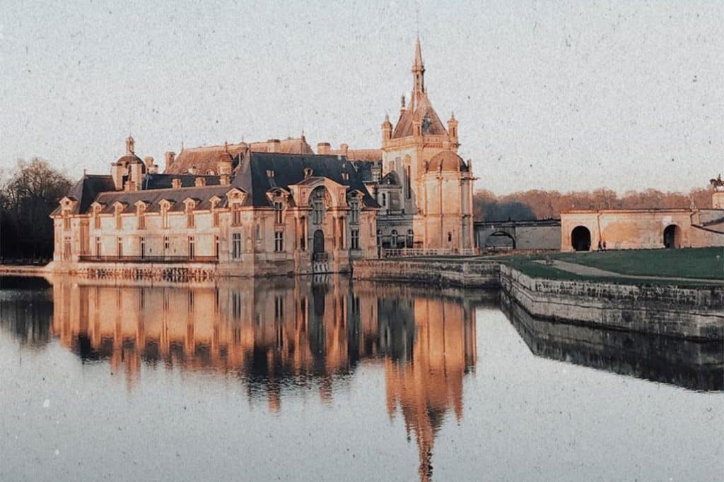castles in paris and nearby - image of chantilly castle