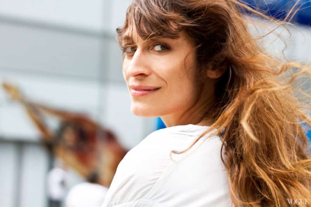 Caroline de Maigret seen from the back