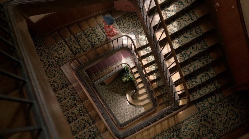 emily in paris season 1 episode 3 recap - stairwell